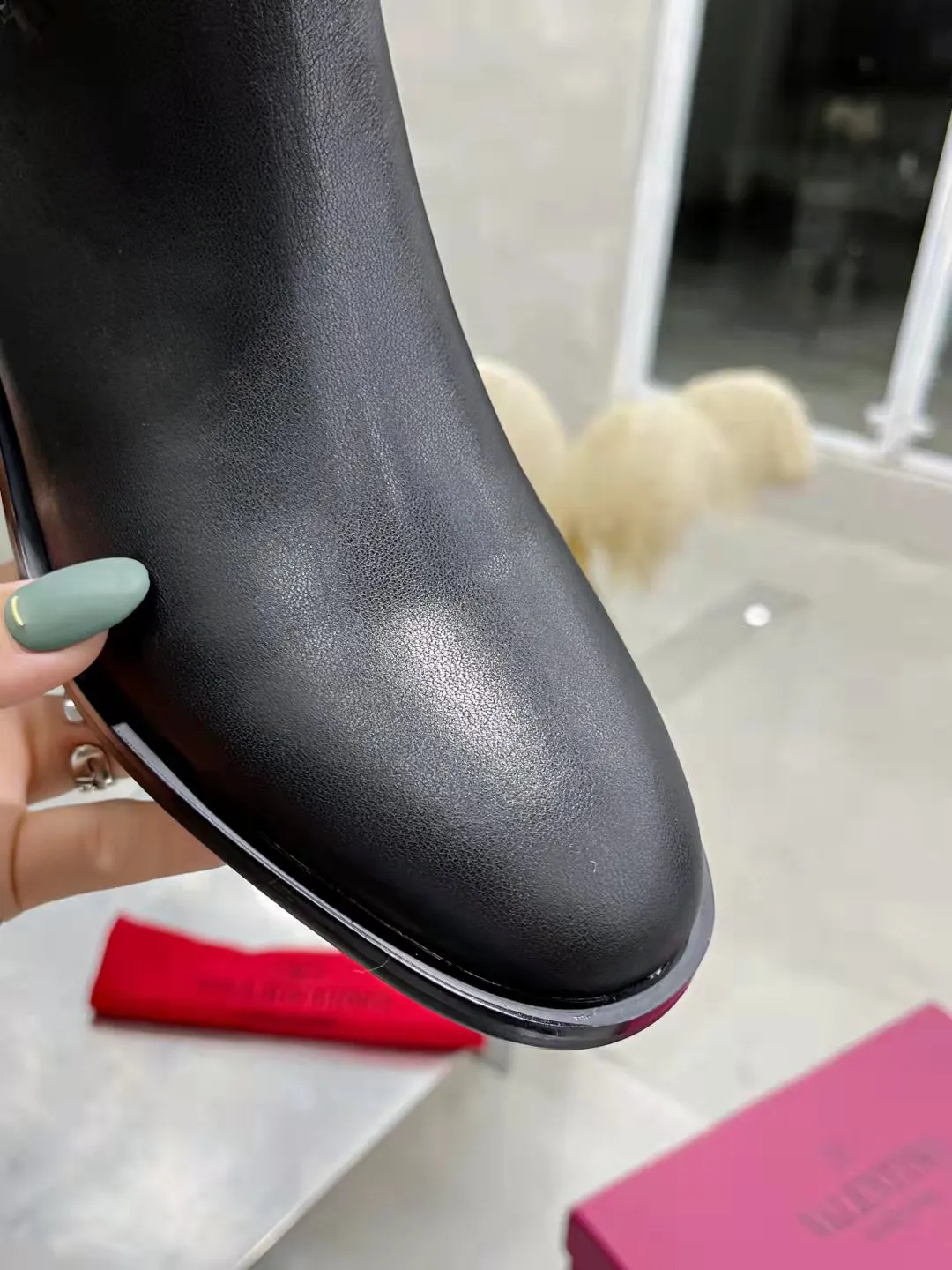 👟👟Ex-factory price 500👟👟 🆕Valentino. Valentino big v-buckle autumn and winter fashion women's boots: comfortable and versatile on the upper feet, showing long legs, fabric: imported first-layer cowhide ⚡The most popular V-buckle ⚡all genuine leather on the inner pads, non-slip and wear-resistant rubber outsole Size: 35−40 (customized size 41)